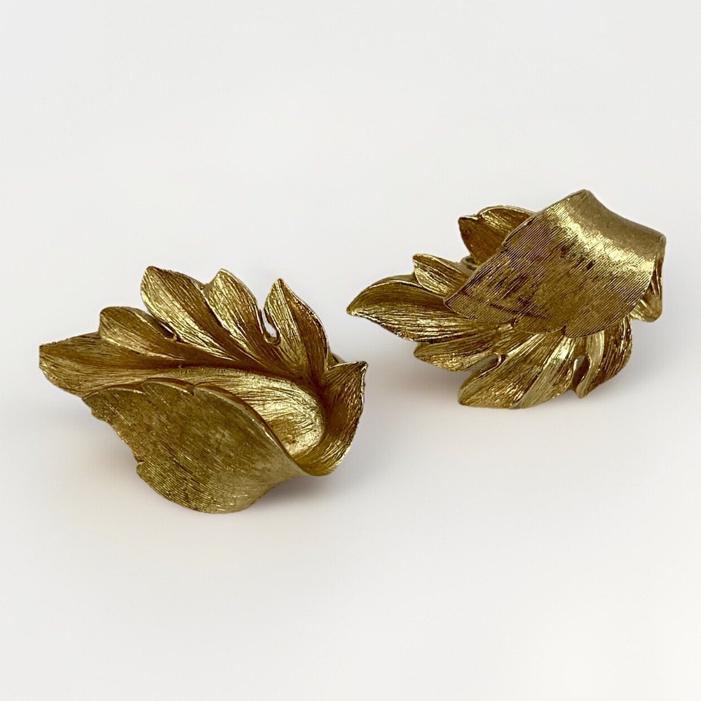 Signed Crown Trifari Vintage Clip On Earrings Brushed Gold Textured Leaf Retro